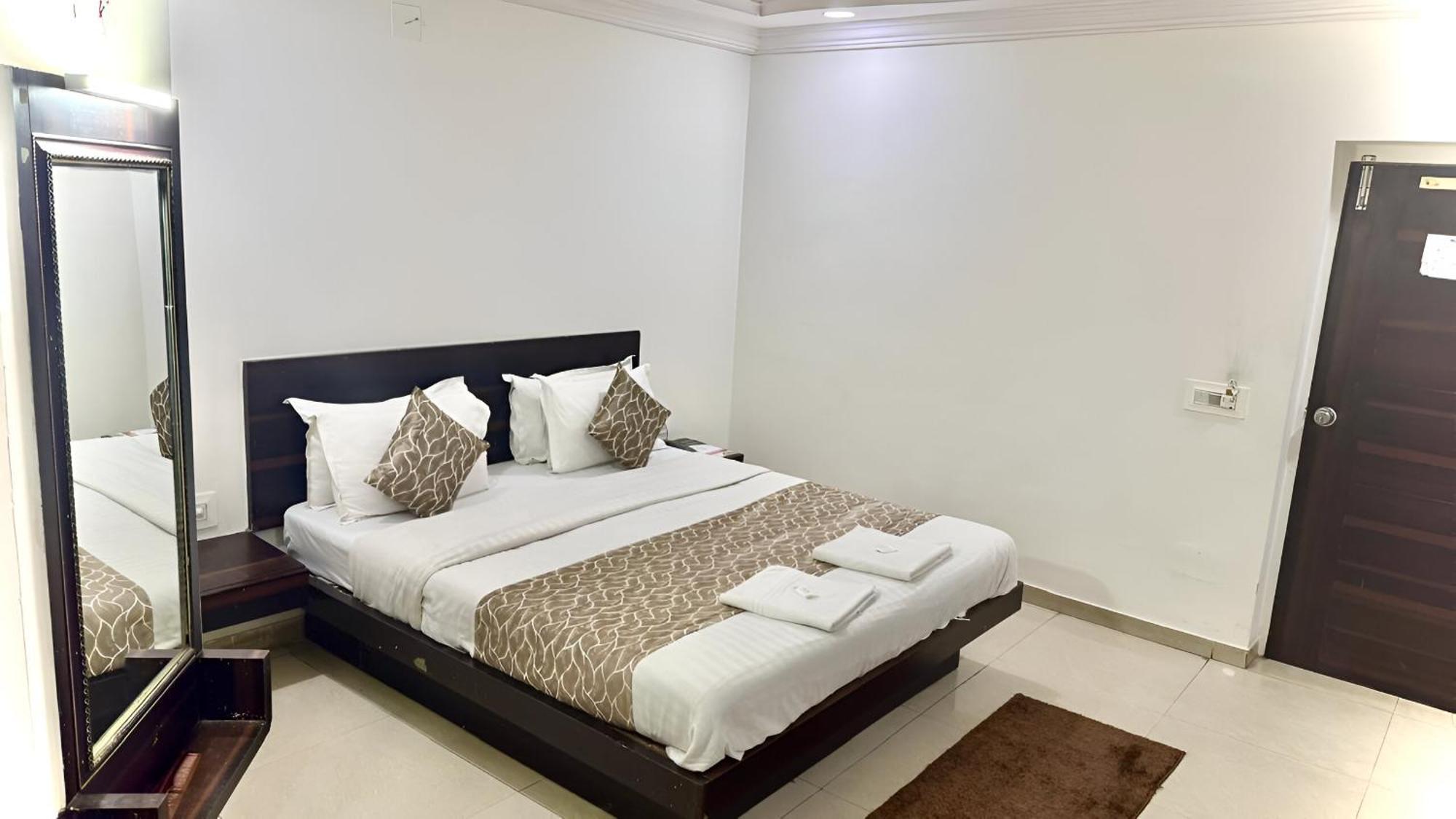 Hotel Dev Palace Ahmedabad Exterior photo