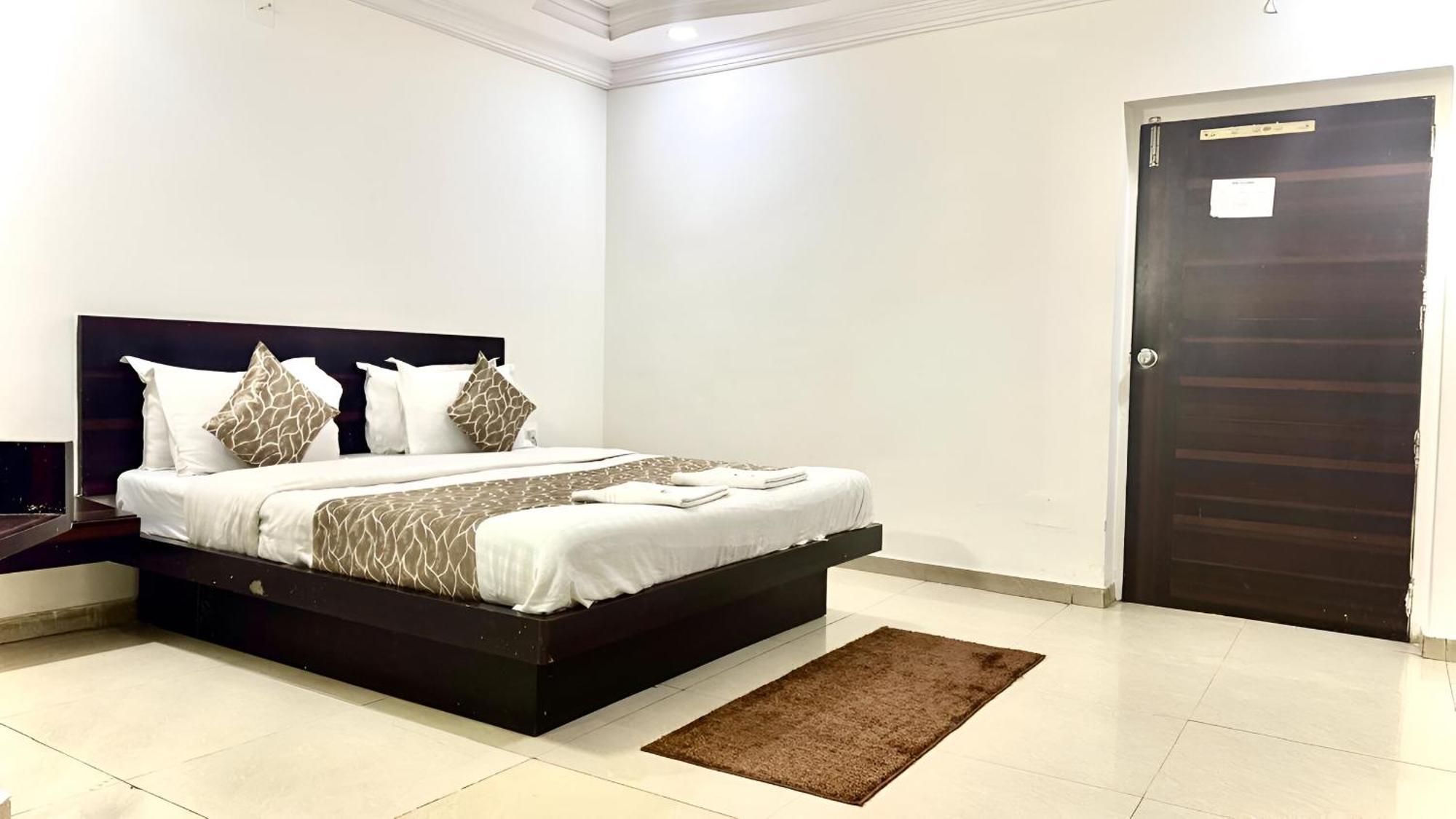 Hotel Dev Palace Ahmedabad Exterior photo