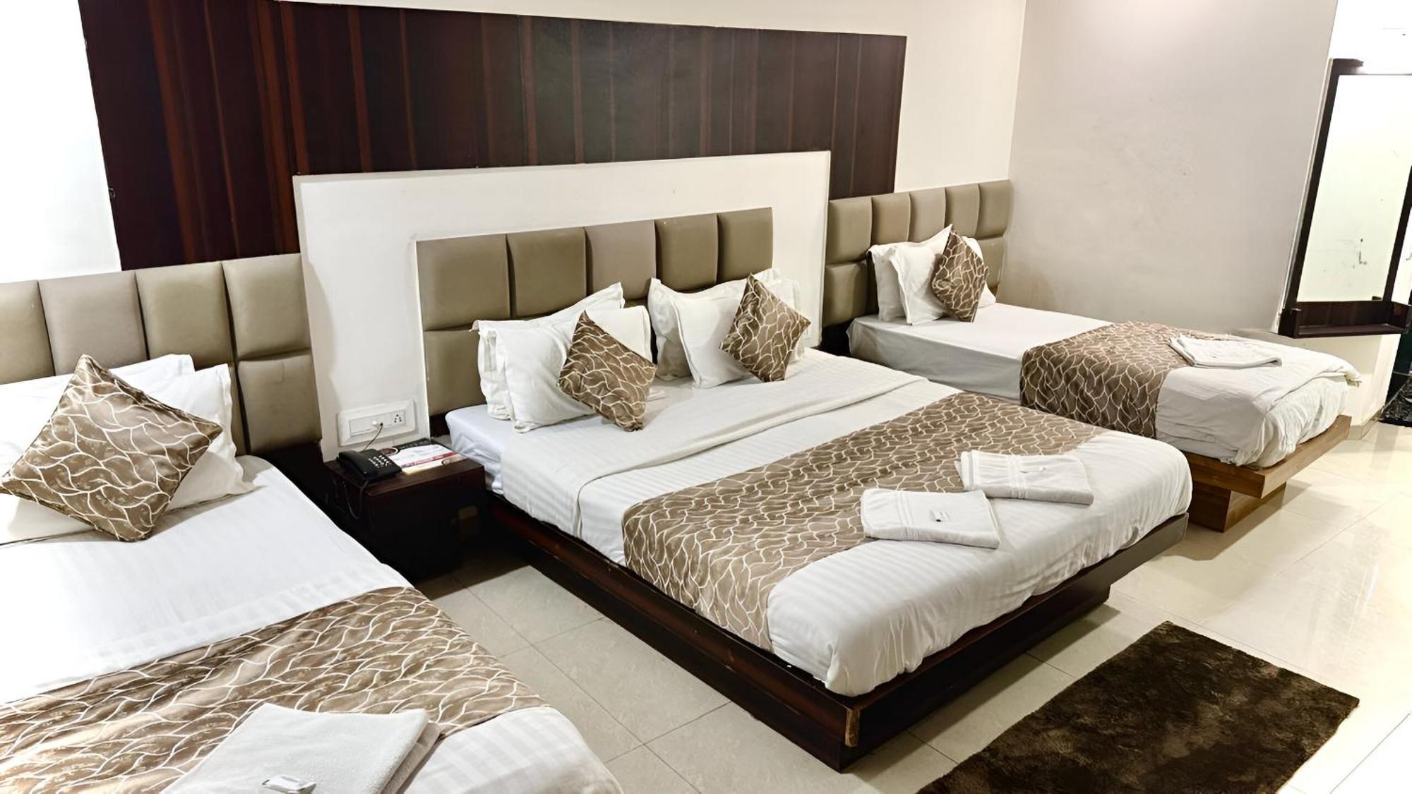 Hotel Dev Palace Ahmedabad Exterior photo