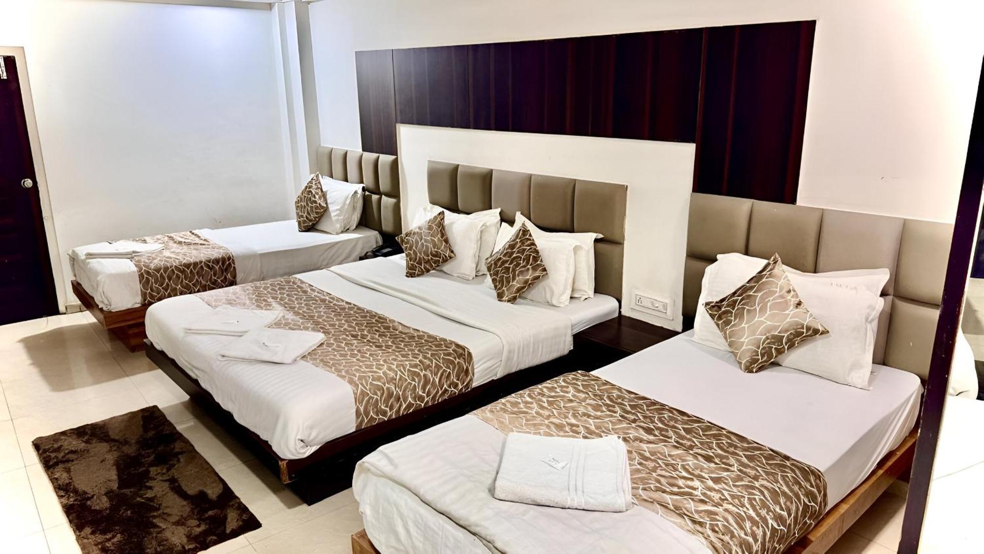 Hotel Dev Palace Ahmedabad Exterior photo